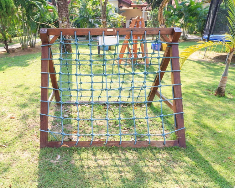 Outdoor climbing net