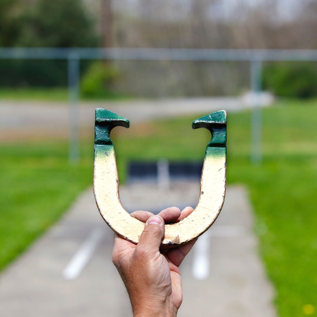 Grip of a horseshoe before throwing