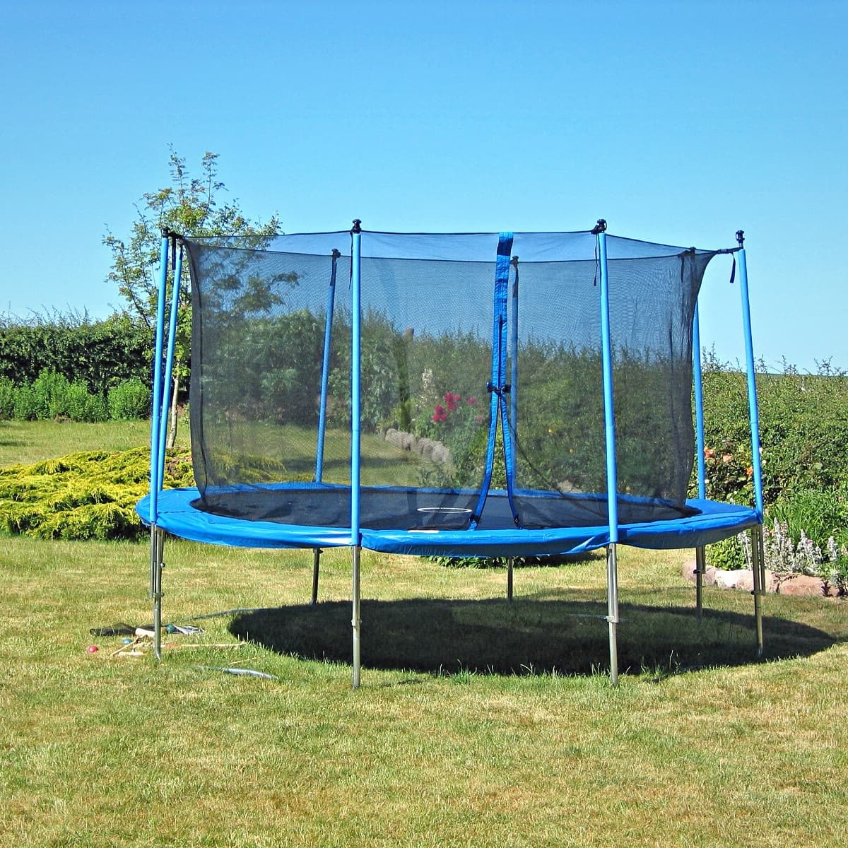 Round shaped trampoline with safety net