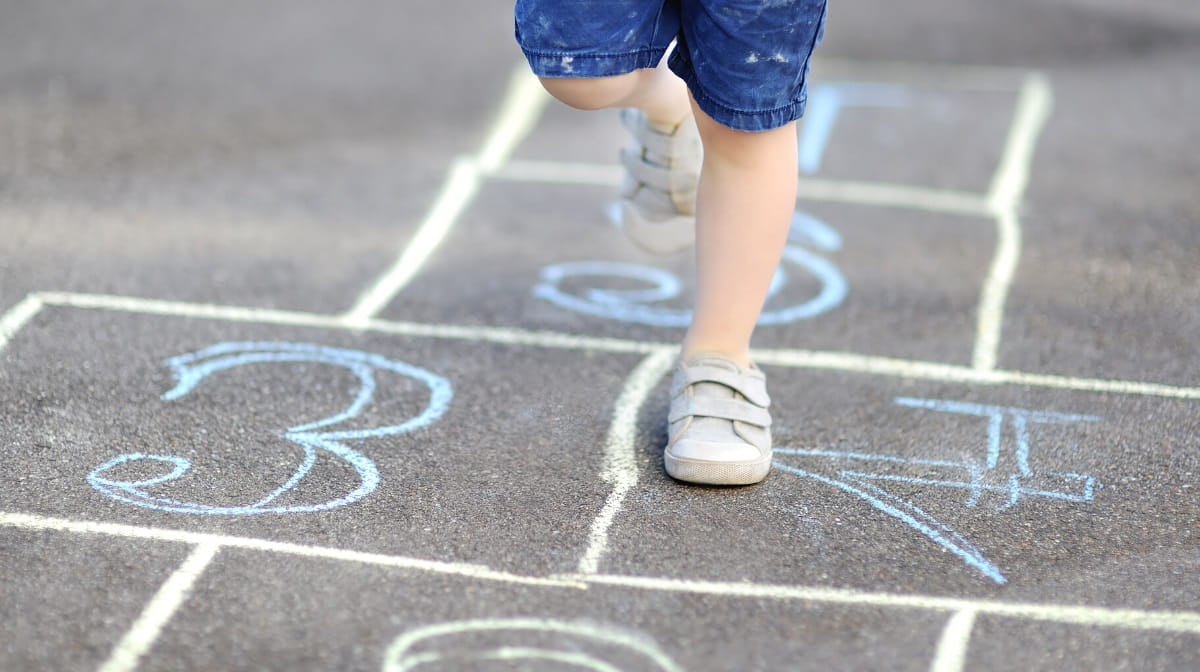 How to play hopscotch (rules and variations)