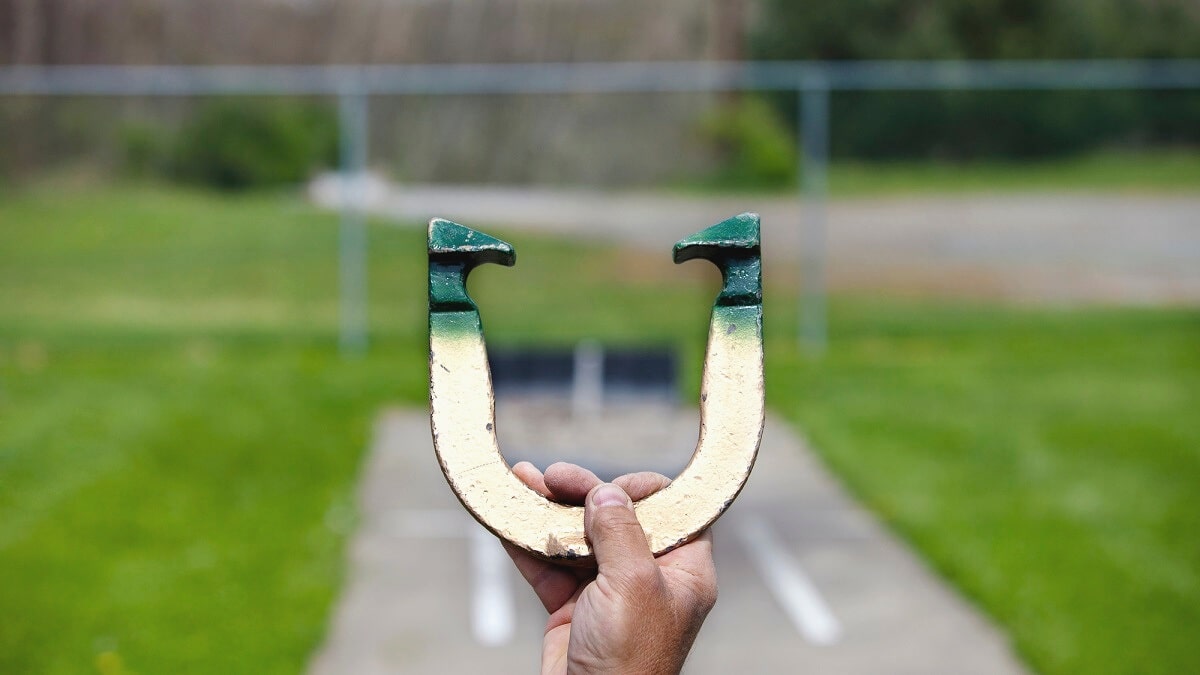 How to play horseshoes (rules and scoring)
