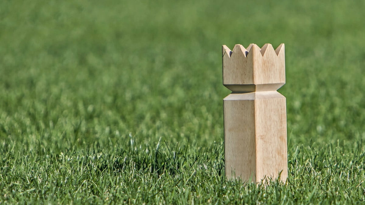 How to play kubb (rules, dimensions and field setup)