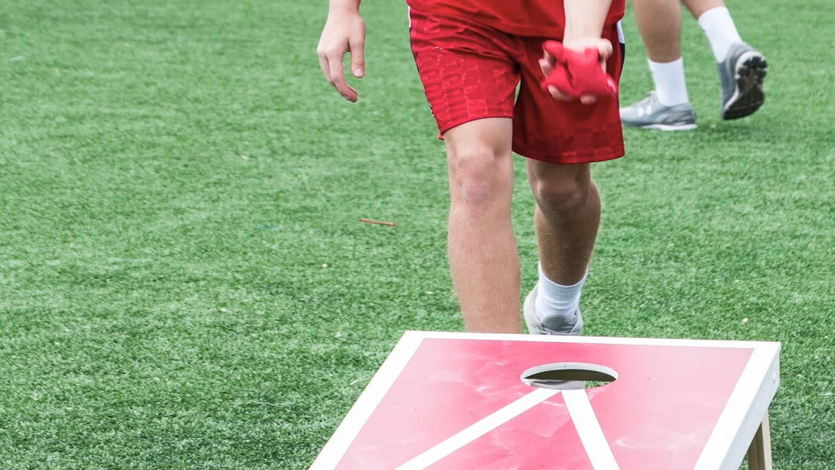 How to throw a cornhole bag (best throwing technique)