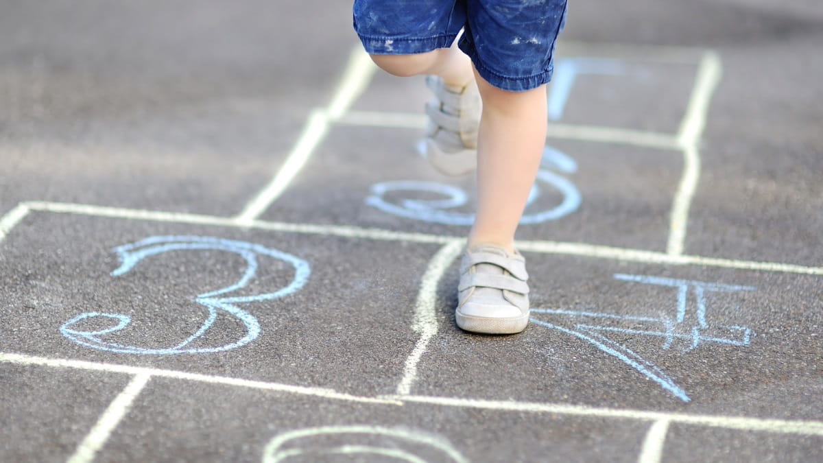 How to play hopscotch (rules and variations)